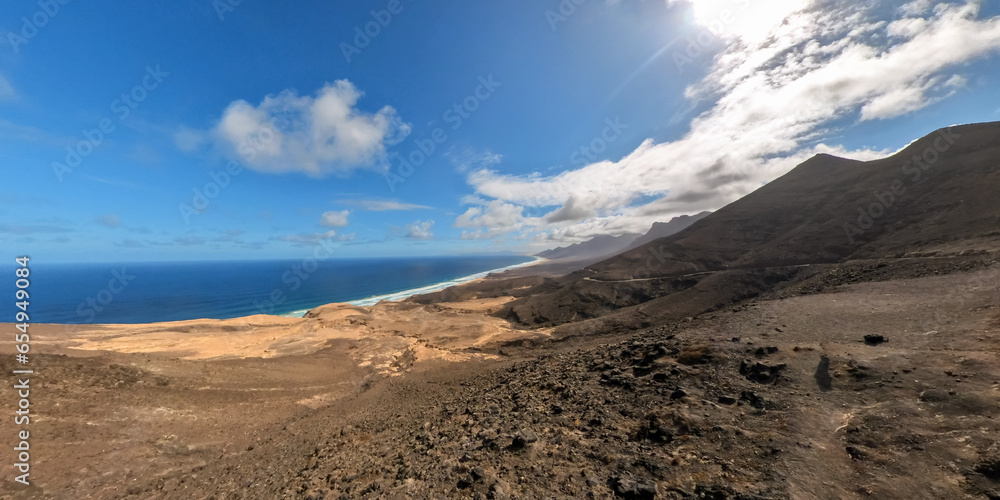 Eine atemberaubende Luftaufnahme von Fuerteventuras rauester Küste - türkisblaues Wasser, steile Küsten und heller Sandstrand