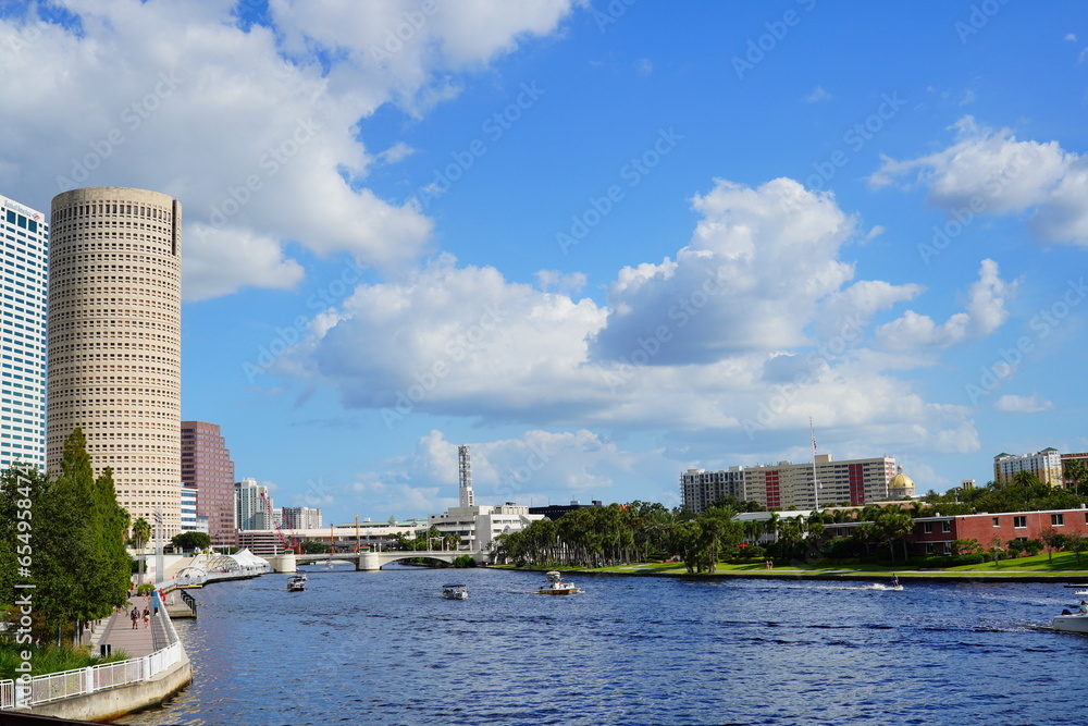 Fototapeta premium Beautiful Hillsborough River and waterfront building downtown in Tampa, Florida 