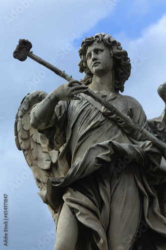 Posąg anioła z hizopem (jedno z narzędzi męki Chrystusa) z Mostu Świętego Anioła w Rzymie. 