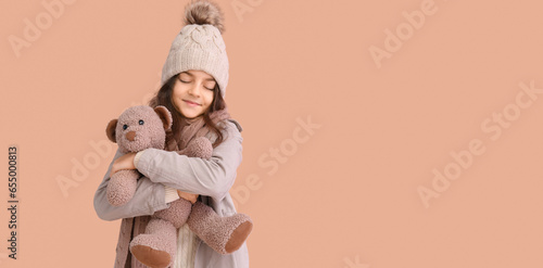 Cute little girl in winter ...