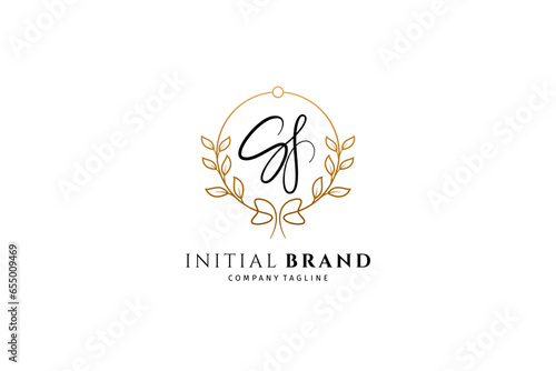 Initial letters S and J, SJ, JS, letter logos with circle frames decorated with gold plants, suitable for emblem text or letters for the fashion, beauty and jewelry industry, wedding invitations