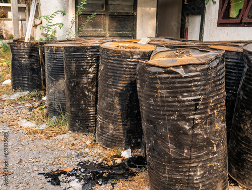 Durm-drum aspal yang dikumpulkan di belakang gudang
 photo