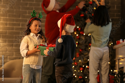 Children exchanging christm...