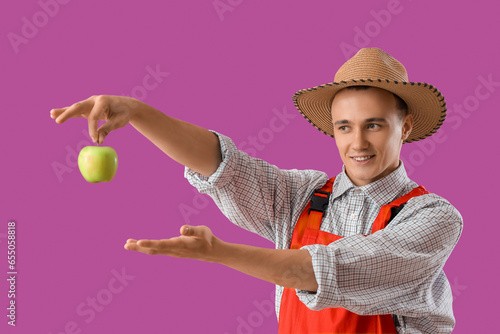 Young farmer with tasty app...