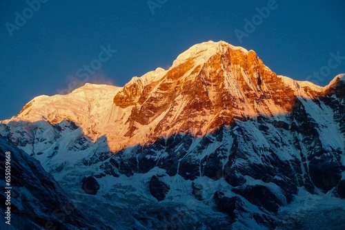 Φωτογραφία Captivating image of Hiunchuli's peak, set amidst the breathtaking Annapurna ranges in the Nepalese Himalayas