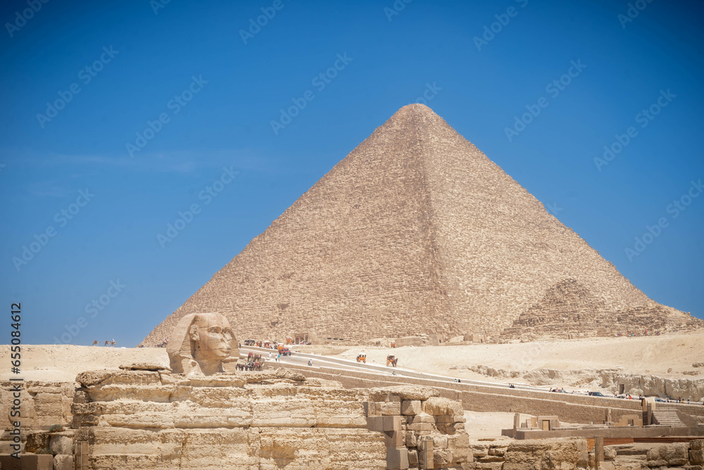 Moderno distrito residencial por la mañana en El Cairo Egipto: calles concurridas de El Cairo con tráfico y alto contraste entre pobreza y riqueza. Moderno distrito residencial por la mañana en El Cairo Egipto: calles concurridas de El Cairo con tráfico y alto contraste entre pobreza y riqueza.