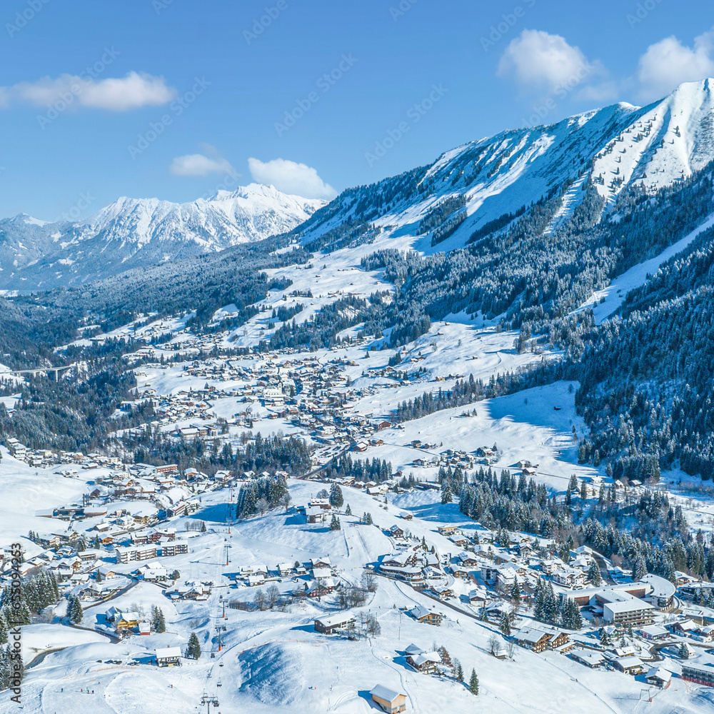 Winterlicher Ausblick auf Riezlern und Hirschegg im Kleinwalsertal 