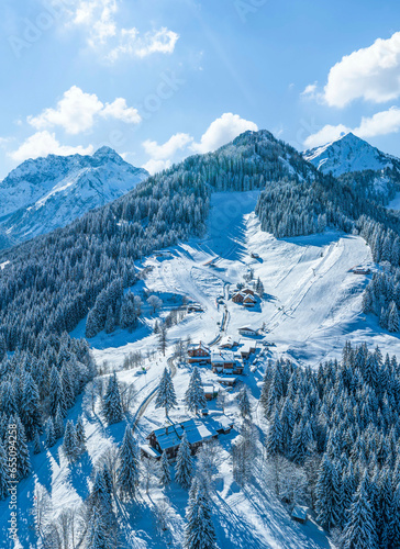 Winter im Kleinwalsertal bei Hirschegg, Blick zum Heuberg © ARochau