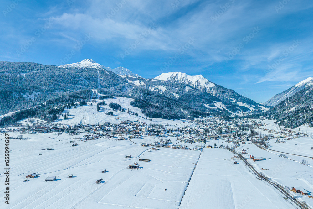 Winter in der Tiroler Zugspitz Region, Blick über Lermoos zum Skigebiet Grubigstein