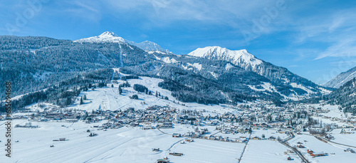 Panoramablick   ber Lermoos und das Skigebiet Grubigstein an einem sonnigen Wintertag