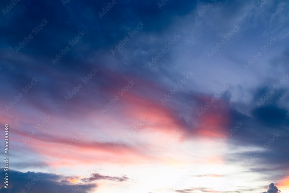 Obraz premium Colorful dramatic sunset sky and beautiful cloud in the evening.
