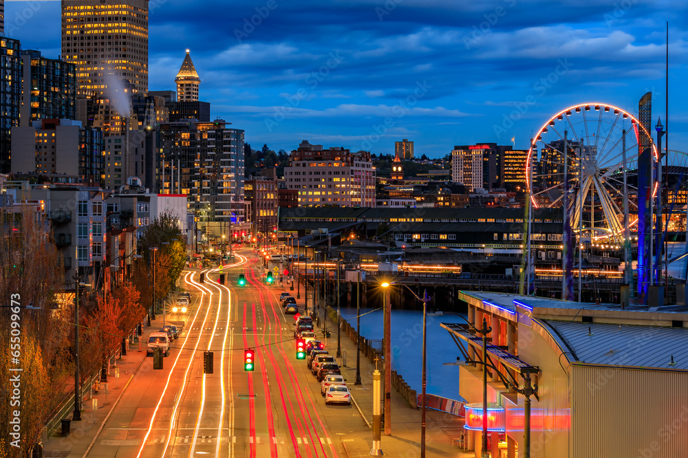 Fototapeta premium Seattle waterfront skyline and the Puget Sound at sunset in Seattle, Washington