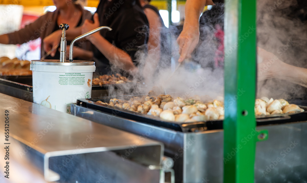 Essen zubereiten auf einem Fest Markt Essen zubereiten auf einem Fest Markt
