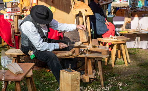 Ein Handwerker baut handgemachtes auf Holz photo