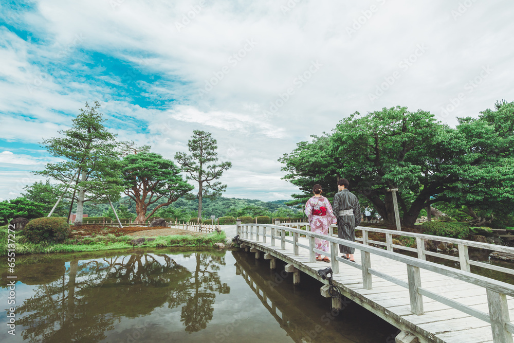 Fototapeta premium 浴衣で日本庭園を楽しむカップル