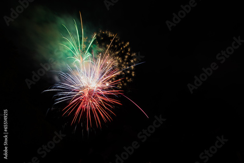 Foto Feux d'artifice colorés de différentes couleurs sur le ciel nocturne