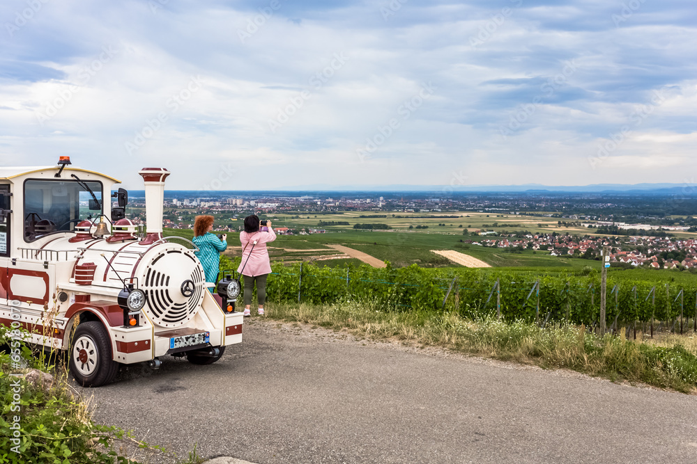 Petit train touristique dans les vignes alsaciennes d’Eguisheim Petit train touristique dans les vignes alsaciennes d’Eguisheim