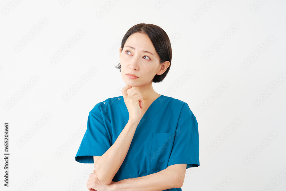 考える女性の医者 白背景 考える女性の医者 白背景