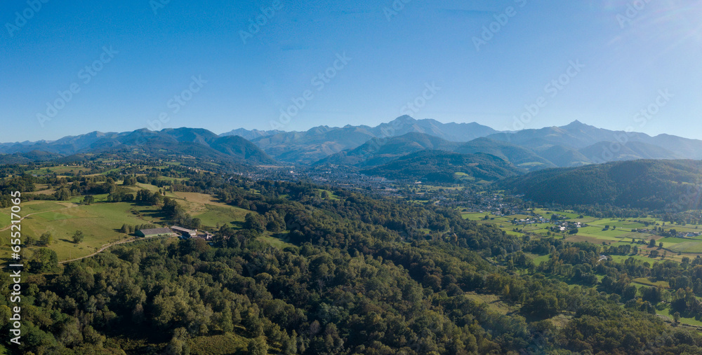 Pyrénées, vallée en Bigorre et pic du midi