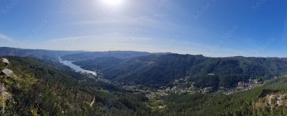 Vue panoramique sur le parc national de Peneda Geres coté Portugal Vue panoramique sur le parc national de Peneda Geres coté Portugal