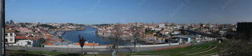 Vue panoramique sur Porto depuis le jardim do Morro à Vila nova de Gaia