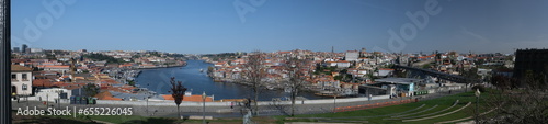 Vue panoramique sur Porto depuis le jardim do Morro à Vila nova de Gaia