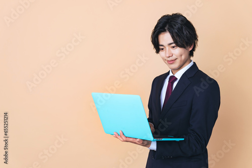 オートパソコンを使うスーツを着た若い男性 ビジネスマン