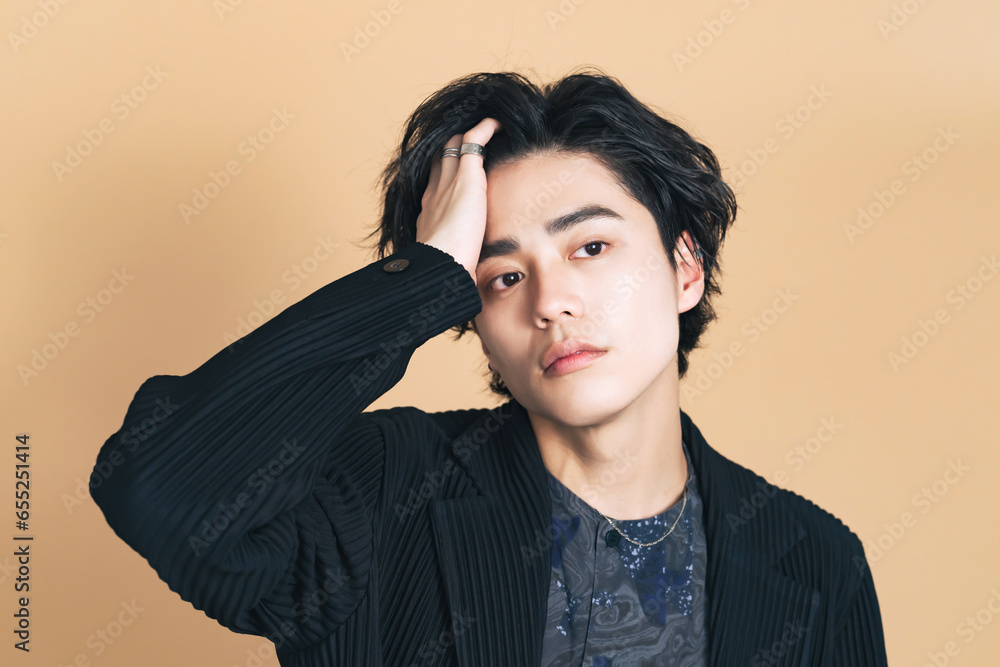 クールな若い日本人男性のポートレート 美容 スキンケア メンズコスメ クールな若い日本人男性のポートレート 美容 スキンケア メンズコスメ