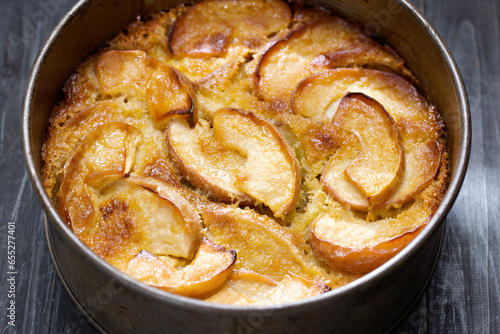 Obraz na płótnie rustic apple cake in baking tin w salonie