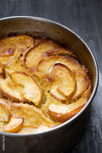 Obraz na płótnie rustic apple cake in baking tin w salonie