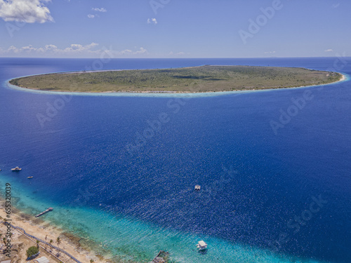Fototapeta Naklejka Na Ścianę i Meble -  An aerial view of little Bonaire the tiny island next to Bonaire. This small island is inhabited on tourist will come to the little beaches 