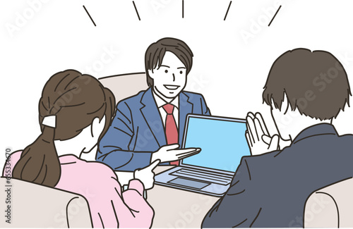 パソコンを使って男女に説明するスーツ姿のビジネスマン