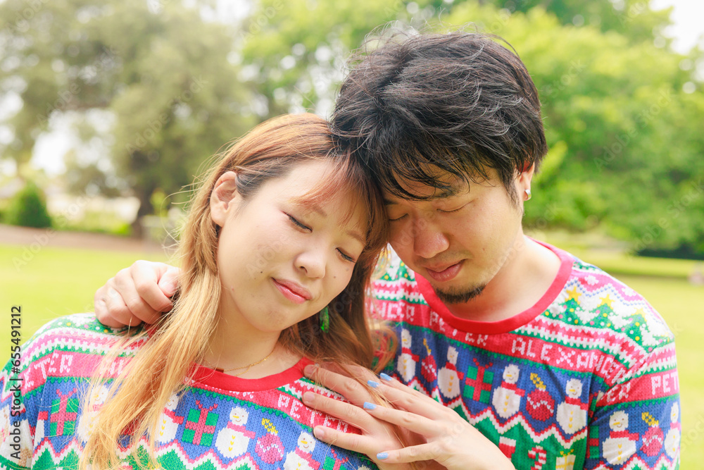 真夏の草原でクリスマスを過ごす日本人カップル 真夏の草原でクリスマスを過ごす日本人カップル