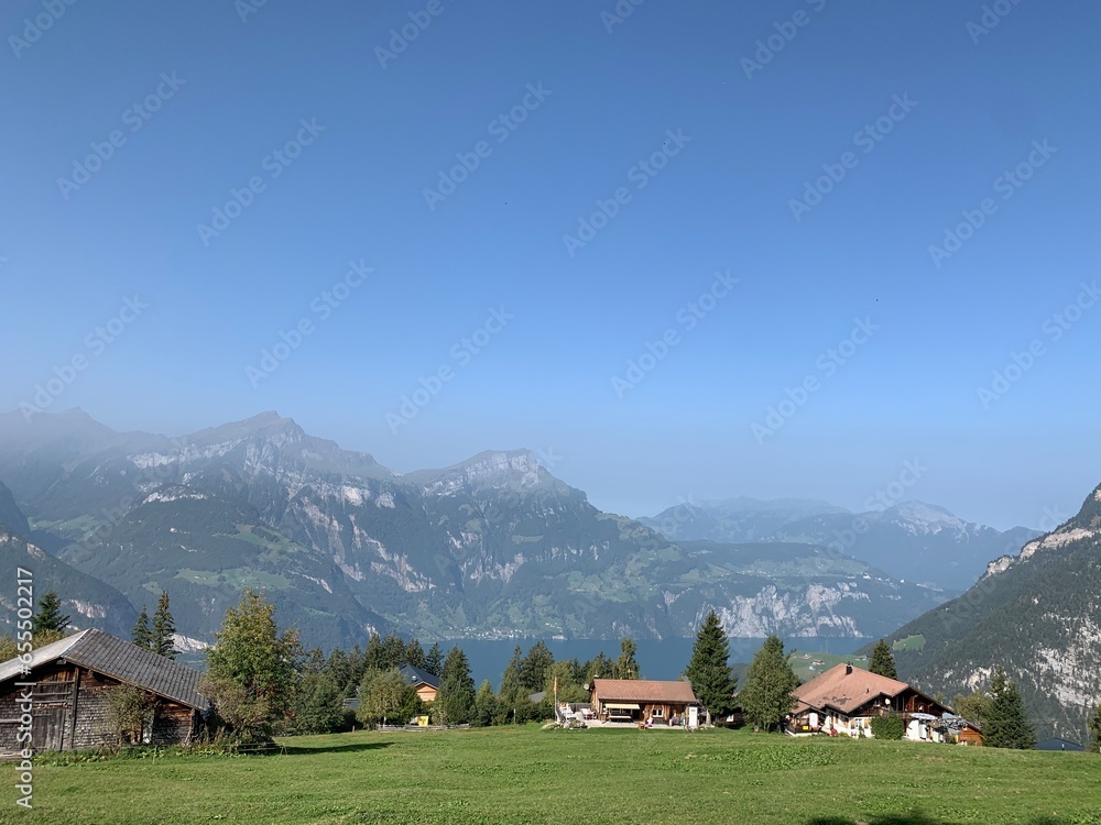 Eggberge oberhalb Flüelen / Berge im Kanton Uri mit Blick auf Vierwaldstättersee und Ferienhäuser