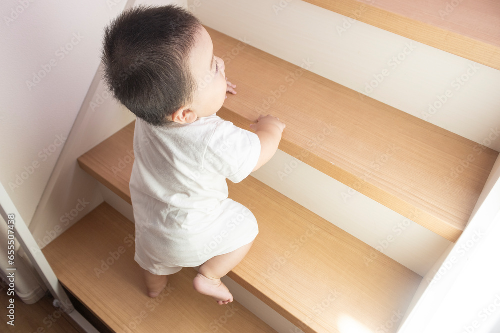 階段を上る赤ちゃん（男の子、0歳、生後9カ月、日本人）