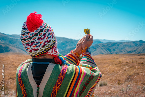 Gente vestido con ropa típica su chullo, poncho. 