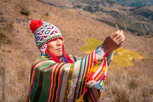 Agricultor en los andes del Perú, haciendo un pago a la tierra.