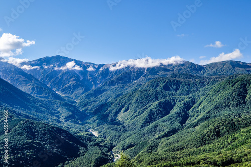 長野県北安曇野郡白馬村の白馬岩岳からの白馬三山 © Kazu8