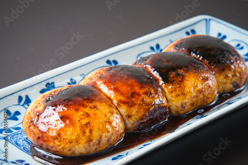 群馬県民のソウルフード　つややかな照りのあるおいしそうな焼きまんじゅう