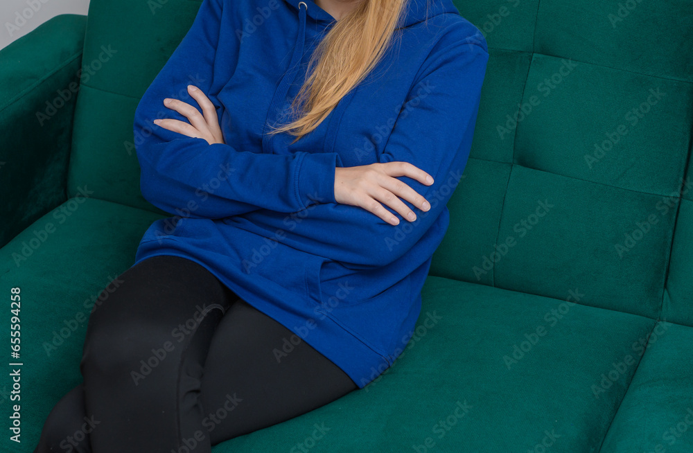 Obrażona nastolatka siedząca na sofie podczas terapii z psychologiem  - obrazy, fototapety, plakaty 
