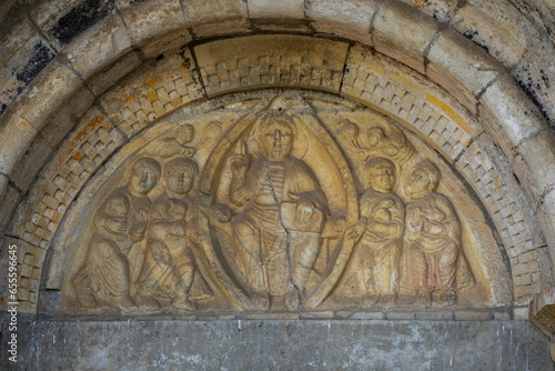 Fotografija tympanum with effigy of Christ in Majesty in his mandorla and the four evangelis