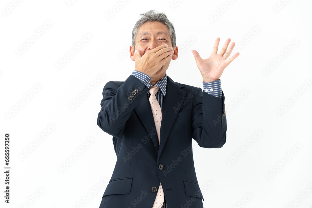 口を抑えて驚くシニア男性 口を抑えて驚くシニア男性