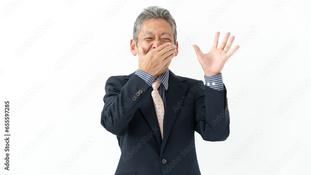 口を抑えて驚くシニア男性 口を抑えて驚くシニア男性