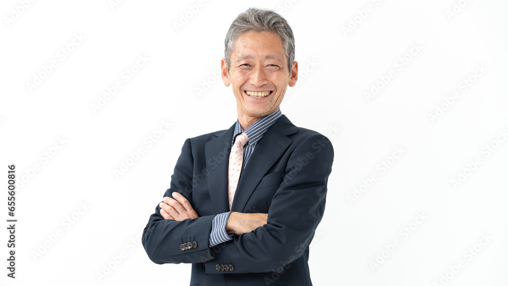 腕組みする笑顔のシニアビジネスマン 腕組みする笑顔のシニアビジネスマン