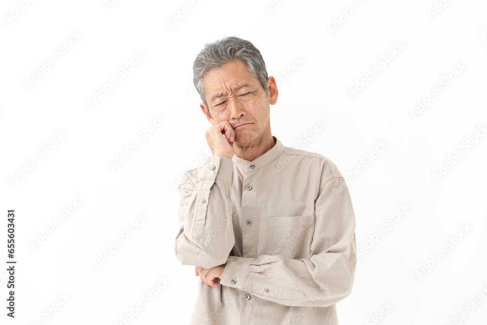 悩むシニア男性 悩むシニア男性