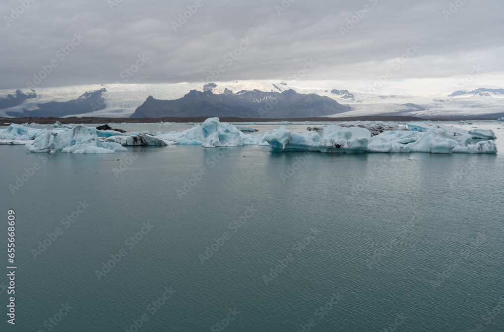 Obraz premium Diamond Beach and Jökulsárlón glacier lagoon in Iceland