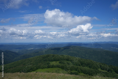 Fototapeta Naklejka Na Ścianę i Meble -  Widok na góry, krajobraz górski, niebieskie niebo i góry z dolinami i pejzażem górskim