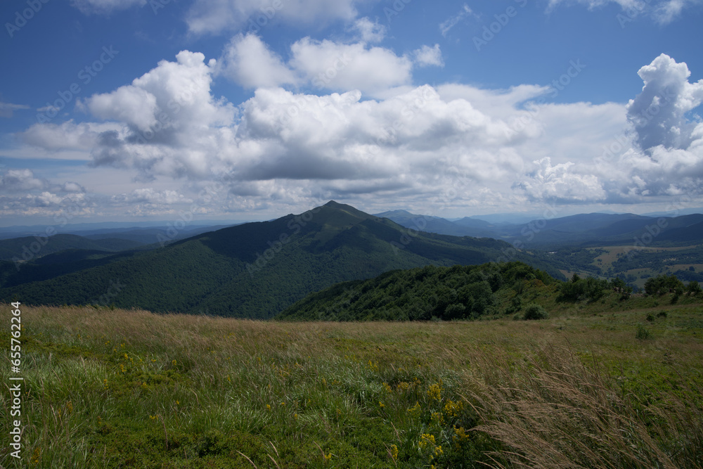 Widok na góry, krajobraz górski, niebieskie niebo i góry z dolinami i pejzażem górskim