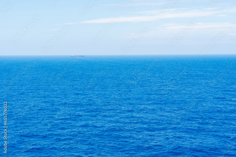 Obraz premium 大洋を航海する船