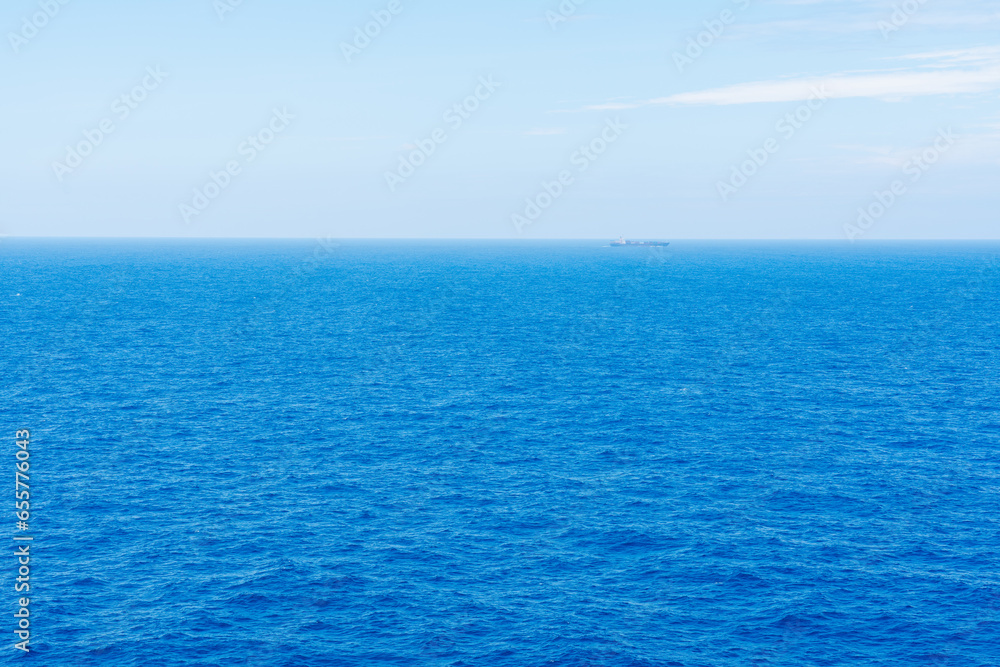 大洋を航海する船